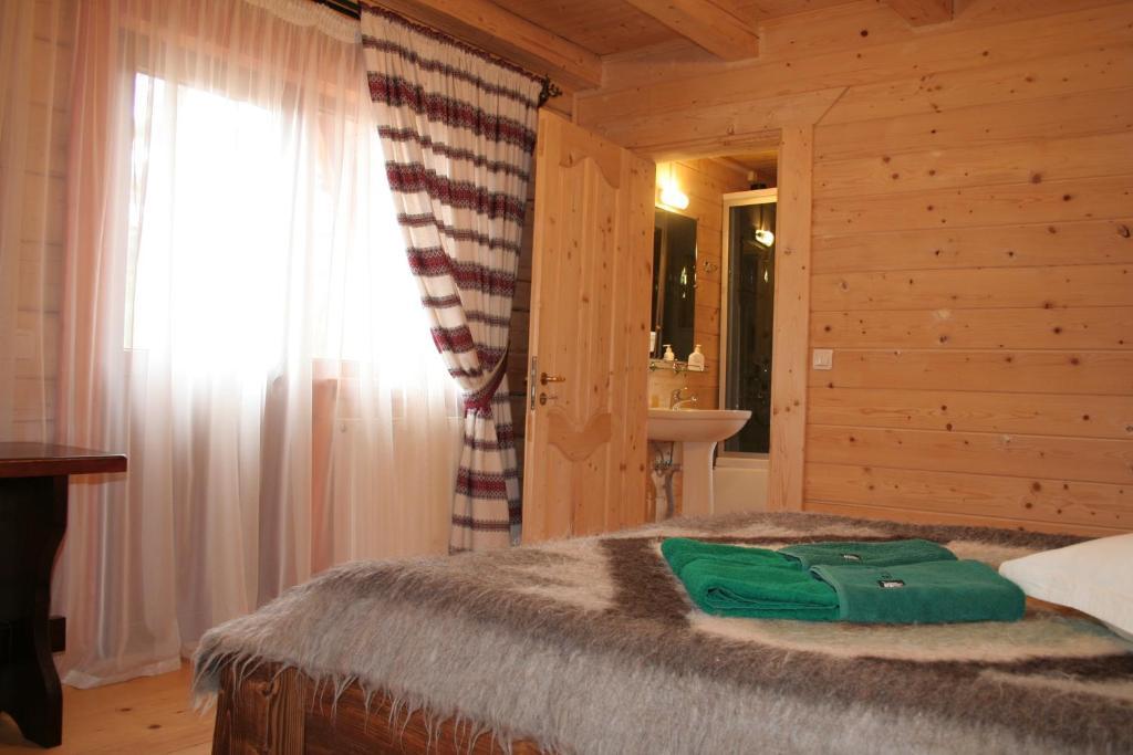 On Dovbush Path Hotel Yaremche Room photo